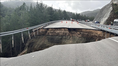 Antalya'da Kumluca-Kemer kara yolu göçük ve heyelan nedeniyle kısmen ulaşıma kapatıldı