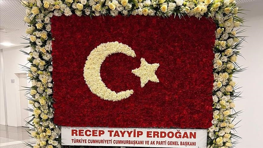 Serokomar Erdogan ji bo salvegera 57emîn ya avabûna MHPê kulîlkeke ku wek alaya Tirkiyeyê hatiye amadekirin şand