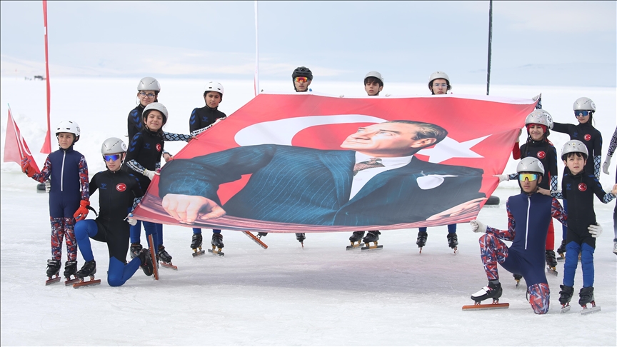 مهرجان الجليد يجمع الفن والرياضة والتراث على بحيرة "تشلدر" بتركيا