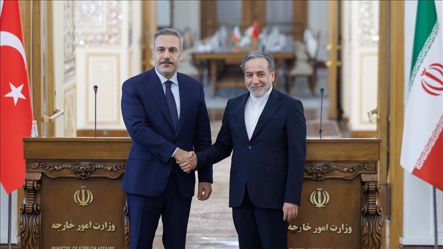 Wezîrê Karên Derva Fidan bi têlefonê bi hemtayê xwe yê Îranî Eraqçî ra axivî