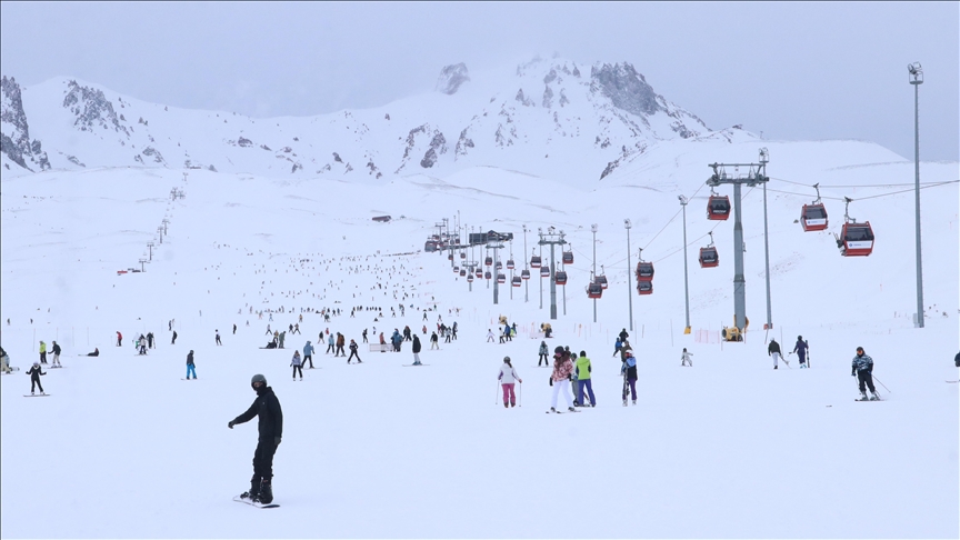 جبل أرجيس في قيصري يجذب آلاف الزوار بموسم الرياضات الشتوية