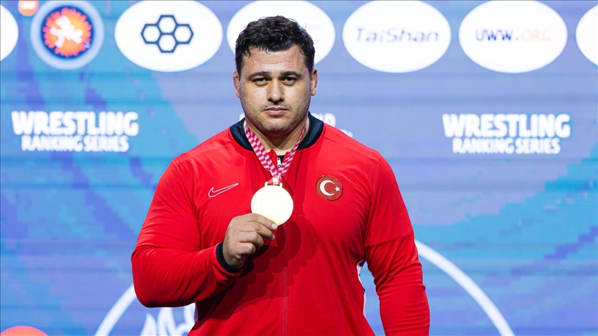 Турецкий борец Рыза Каяалп вернулся на пьедестал с золотой медалью