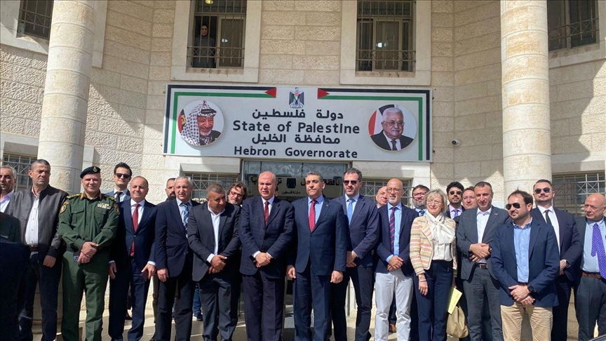 وفد دبلوماسي دولي يزور الخليل للاطلاع على الانتهاكات الإسرائيلية