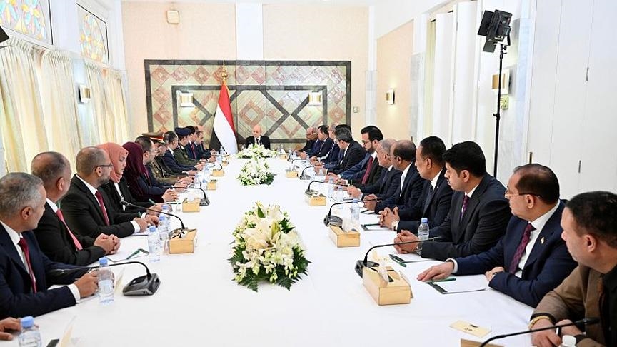 اليمن.. العليمي يوجّه الحكومة الجديدة للعمل الفوري من داخل البلاد