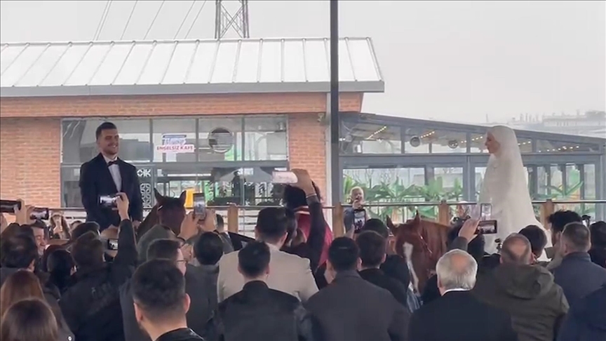 İstanbul'da binicilik tesisinde tanışan çiftin nikahı at üzerinde kıyıldı