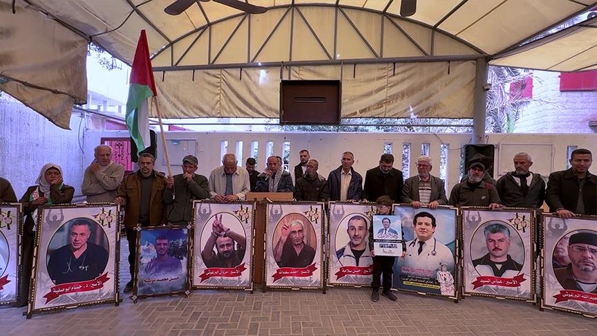 عائلات أسرى غزة بانتظار العدالة.. طفلان يرفعان صورة والدهما الشهيد (تقرير إخباري)