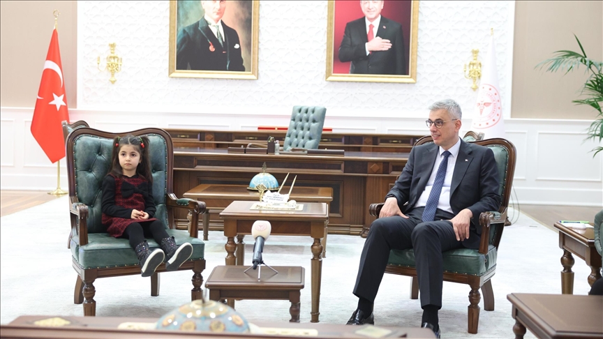 Bakan Memişoğlu, "sağlık elçisi" Doğa ve sigarayı bıraktırdığı dedesiyle bir araya geldi