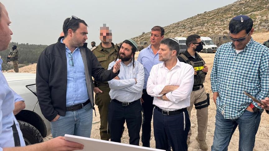 غداة قرارات "الكابينت".. سموتريتش يقتحم بلدة فلسطينية وسط الضفة