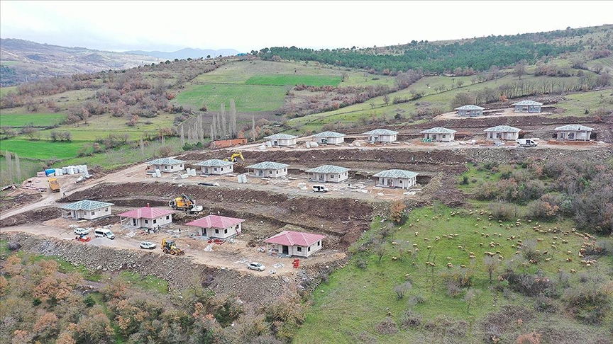 Sındırgı'da depremzedeler için yapılan kırsal konutların kaba inşaatları tamamlanıyor 