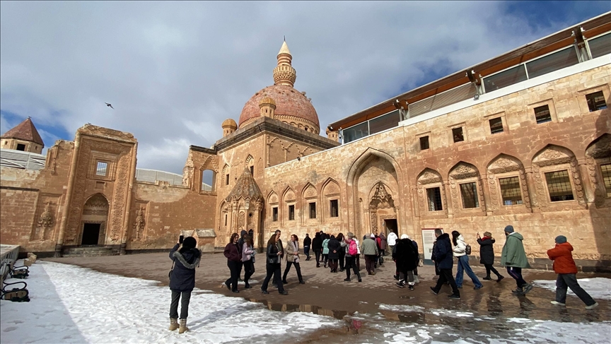 قصر إسحاق باشا العثماني يتألق ببياض الشتاء على قمم الشرق التركي