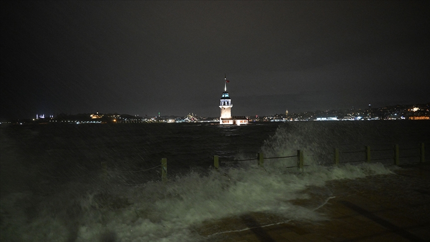 İstanbul Valiliğinden akşam saatleri için fırtına uyarısı