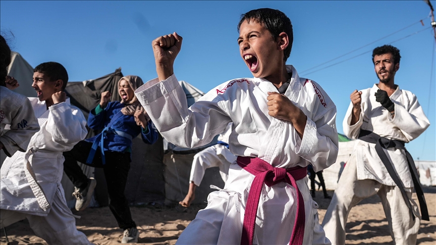 كاراتيه الأطفال بغزة.. رمال الشاطئ بديلا لصالات دمرتها إسرائيل (تقرير)