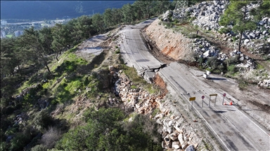 Antalya'da heyelan ve göçük oluşan yolda çalışmalar devam ediyor