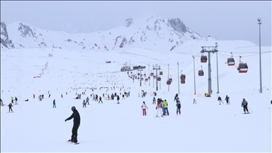 جبل أرجيس في قيصري يجذب آلاف الزوار بموسم الرياضات الشتوية