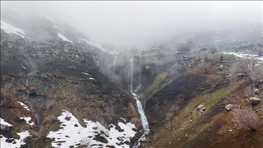 Hakkari'de karların erimesiyle akmaya başlayan şelaleler dronla görüntülendi