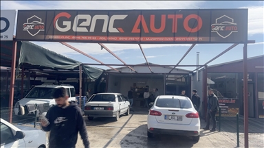 Adıyaman'da kısa devre sonucu hareket eden park halindeki otomobil dükkana çarptı