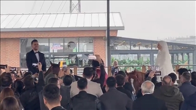 İstanbul'da binicilik tesisinde tanışan çiftin nikahı at üzerinde kıyıldı