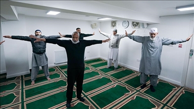 İngiltere'de bir camide namaz sonrası pilates dersleri erkekler arasında büyük ilgi görüyor