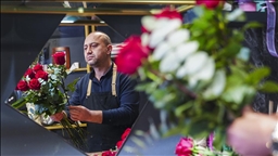 Çiçekçilerde Sevgililer Günü mesaisi başladı