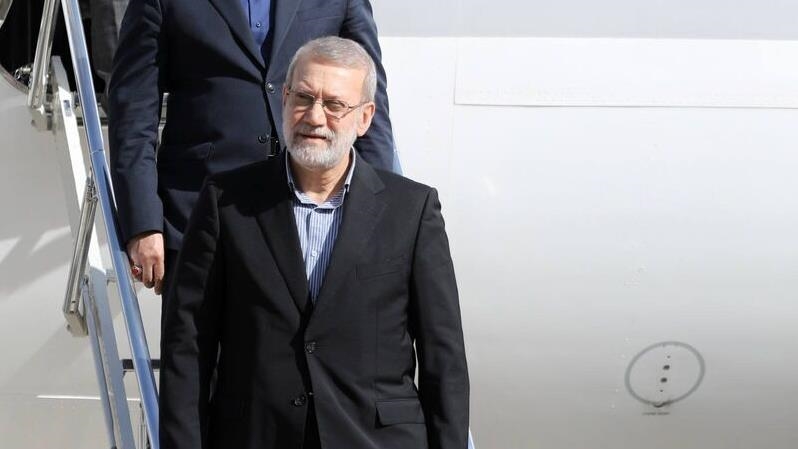 لاريجاني يصل مسقط في أعقاب مفاوضات طهران وواشنطن