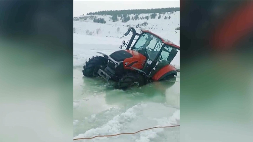 Yüzeyi buzla kaplı Çıldır Gölü'nde çalışma yapan traktör suya battı