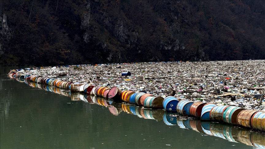 Lumi Drina i mbuluar nga mbeturinat, alarm për katastrofë ekologjike në Bosnje e Hercegovinë