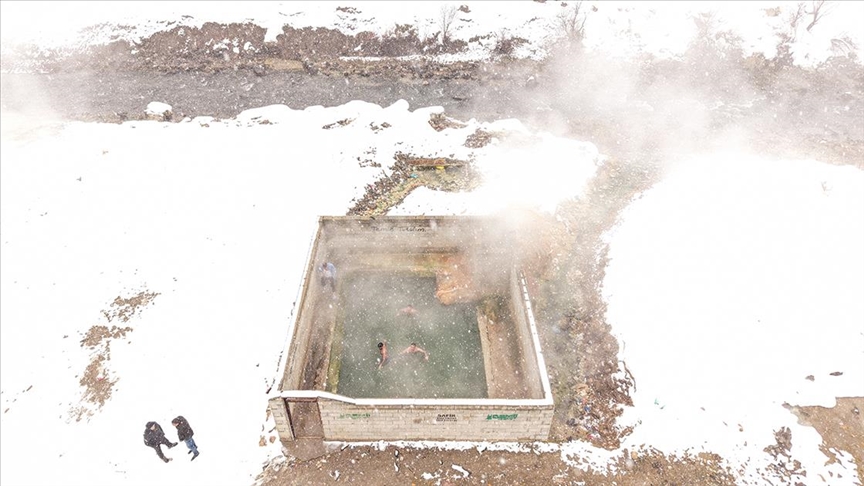 Van'da etrafı karla kaplı termal havuz ziyaretçilerini ağırlıyor