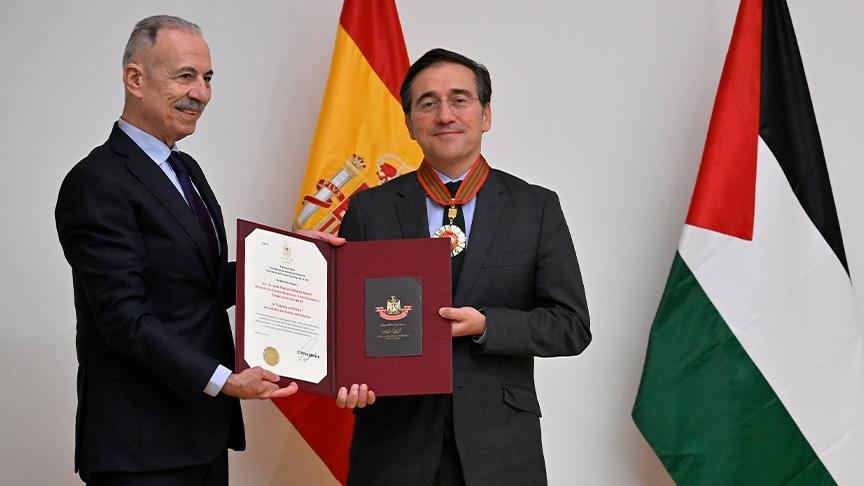 فلسطين تكرم وزير خارجية إسبانيا بوسام الدولة