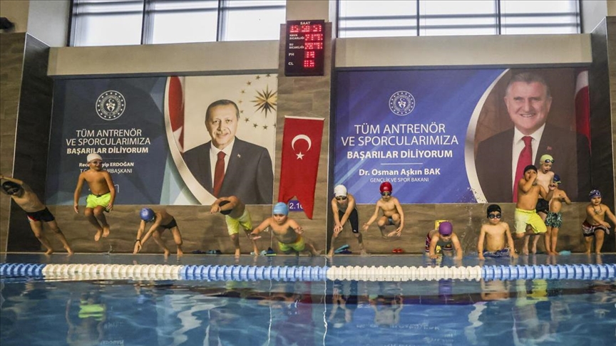 Ümraniye Belediyesi 200 bini aşkın vatandaşa yüzme eğitimi verdi