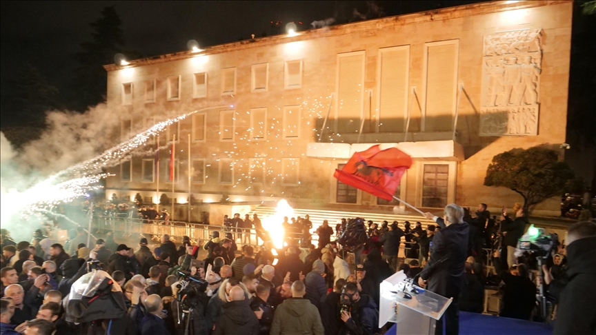 Tiran'da hükümet karşıtı gösterilerde, Başbakanlık binasına molotofkokteyli saldırısı