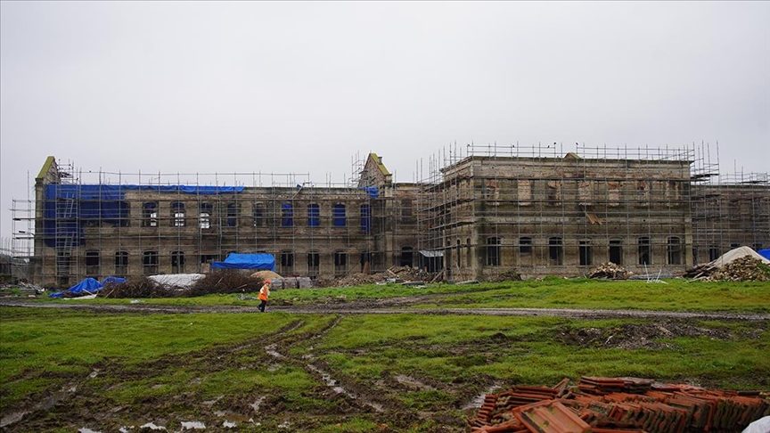 Askeri kışla ve cezaevi olarak kullanılan iki asırlık tarihi yapıda restorasyon sürüyor