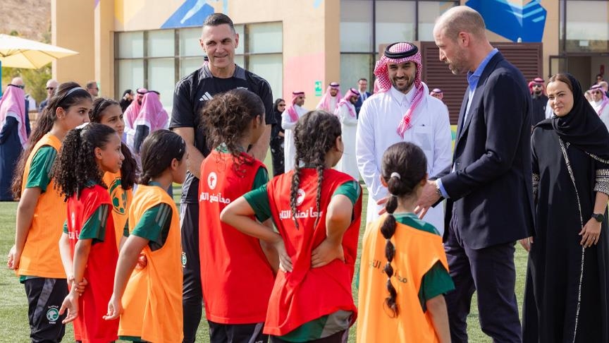 السعودية.. الأمير ويليام يزور العلا ويلتقي رواد مقاهي ولاعبات كرة قدم