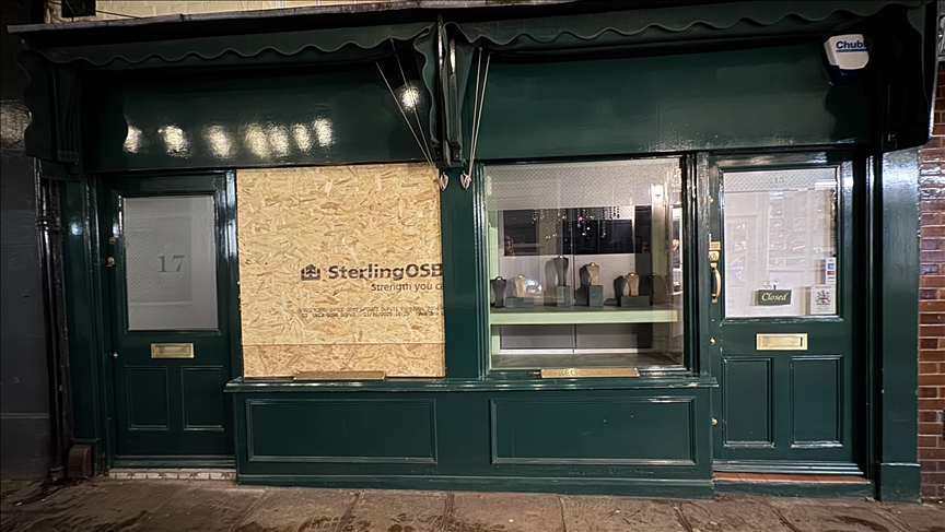 After brazen heist, Londoners decry police budget cuts