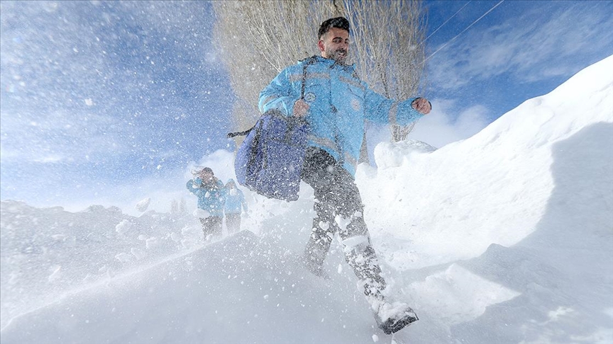 Kars'ta halk sağlığı için kar ve tipide dağlar, tepeler aşılıyor