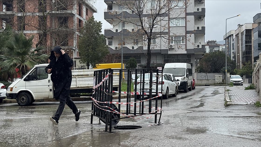 İzmir'de esnaf yağış sonrası biriken suyu rögar kapaklarını açarak tahliye etti