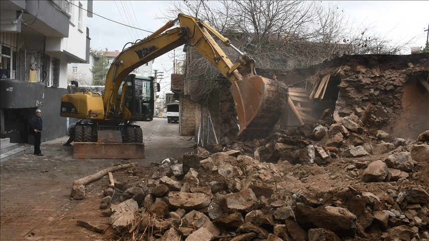 Li Şanliurfayê mala terikandî ya dîwarê wê tep bû ji hêla ekîbên şaredariyê hat hilweşandin