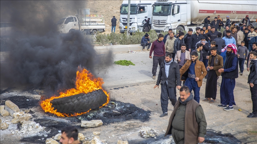 کاسبکارانی قەزای مەخموور ناڕەزایەتیان دەربڕی بەرامبەر بە بڕیارەکانی بازگەی ئەمنی و ڕێگای هاتوچۆیان داخستووە