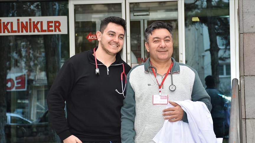 Aynı okuldan mezun olan baba-oğul, Afyonkarahisar'da aynı ilçede doktor olarak görev yapıyor