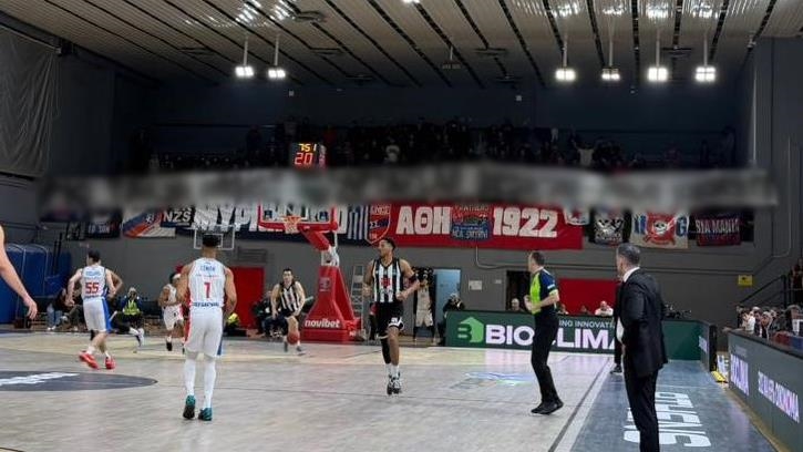 Yunan taraftarlar, Türk polisini ve Beşiktaş'ı hedef alarak hakaret içeren pankart açtı