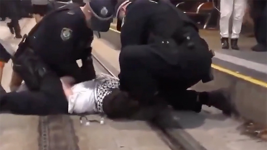 Avustralya'da Filistin destekçisi protestocu, polis tarafından yerde defalarca yumruklandı