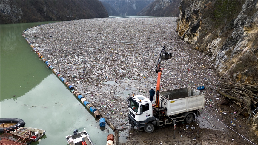 Rijeka Drina u BiH iz godine u godinu zagušena tonama otpada