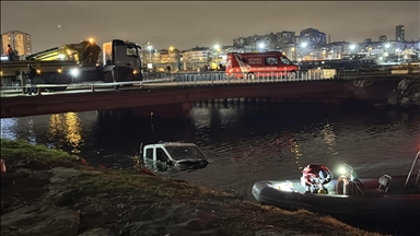 Bakırköy'de kaza yapan zabıta aracı denize düştü