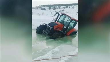 Yüzeyi buzla kaplı Çıldır Gölü'nde çalışma yapan traktör suya battı