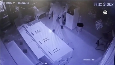 Kayseri'de forkliftle kepenk ve camlarını kırdığı kuyumcudan altın çalıp eşekle kaçan zanlı tutuklandı