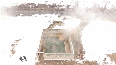 Li Wanê hewzê germavê yê ku berfê derdora wê pêçaye, mazûvaniya ziyaretvanên xwe dike