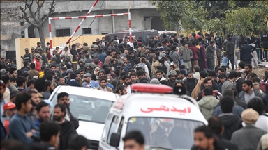 Pakistan'daki camide cuma namazı sırasında düzenlenen saldırıda ölü sayısı 38'e çıktı