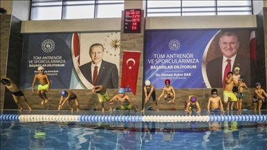 Ümraniye Belediyesi 200 bini aşkın vatandaşa yüzme eğitimi verdi