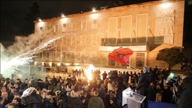 Tiran'da hükümet karşıtı gösterilerde, Başbakanlık binasına molotofkokteyli saldırısı