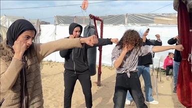 Юные жительницы сектора Газа, несмотря на лишения, учатся боксу в палаточных лагерях и мечтают о победах