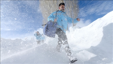 Li Qersê ekîb ji bo tenduristiya giştî di nav berf û bahozê da li ser çiya û girên cuda derbas dibin